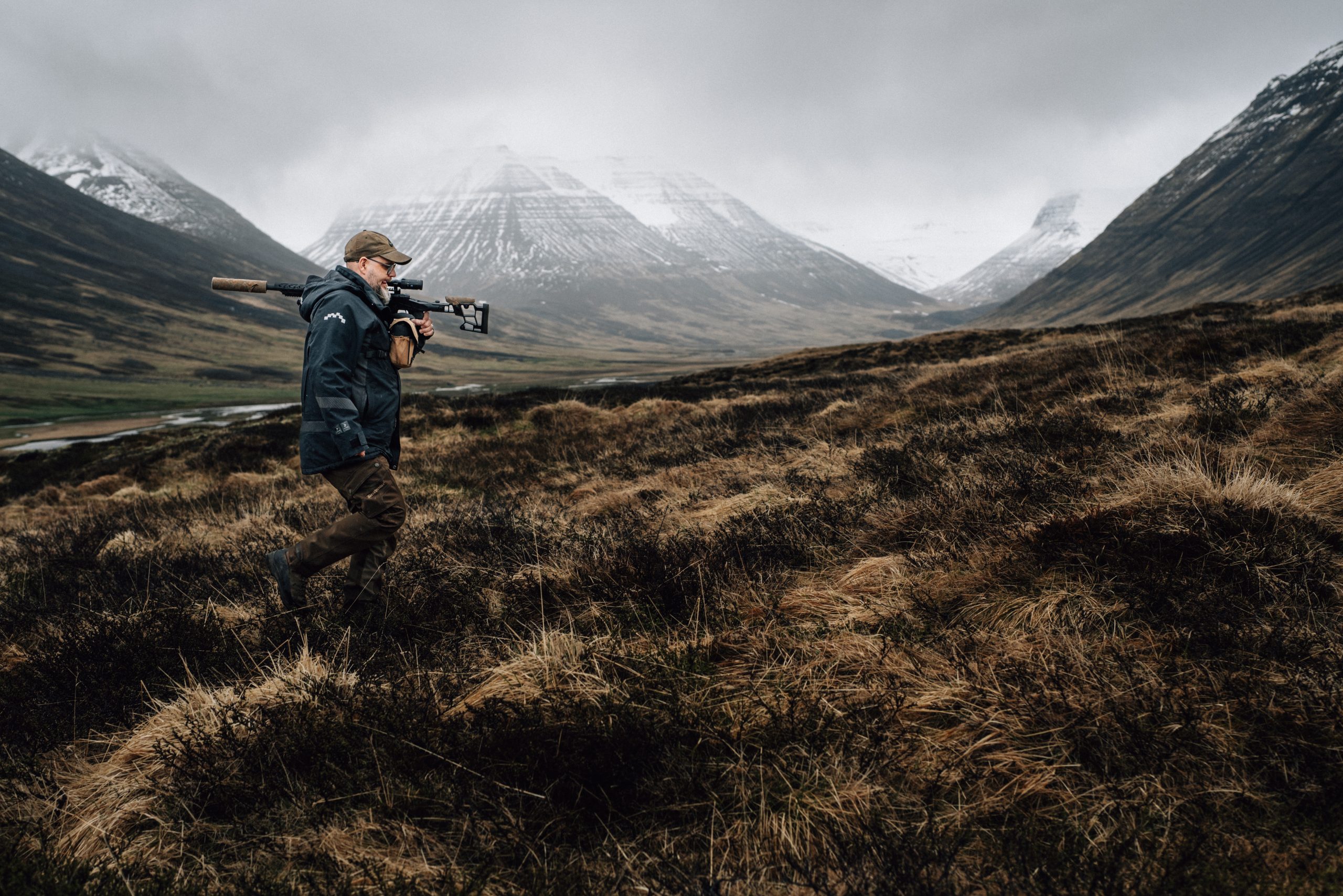 Jedes Frühjahr pirscht Garðar Páll Jónsson durch die Landschaft und sucht alte Fuchsbauten auf. Sind sie wieder besiedelt, tötet er die Jungfüchse.