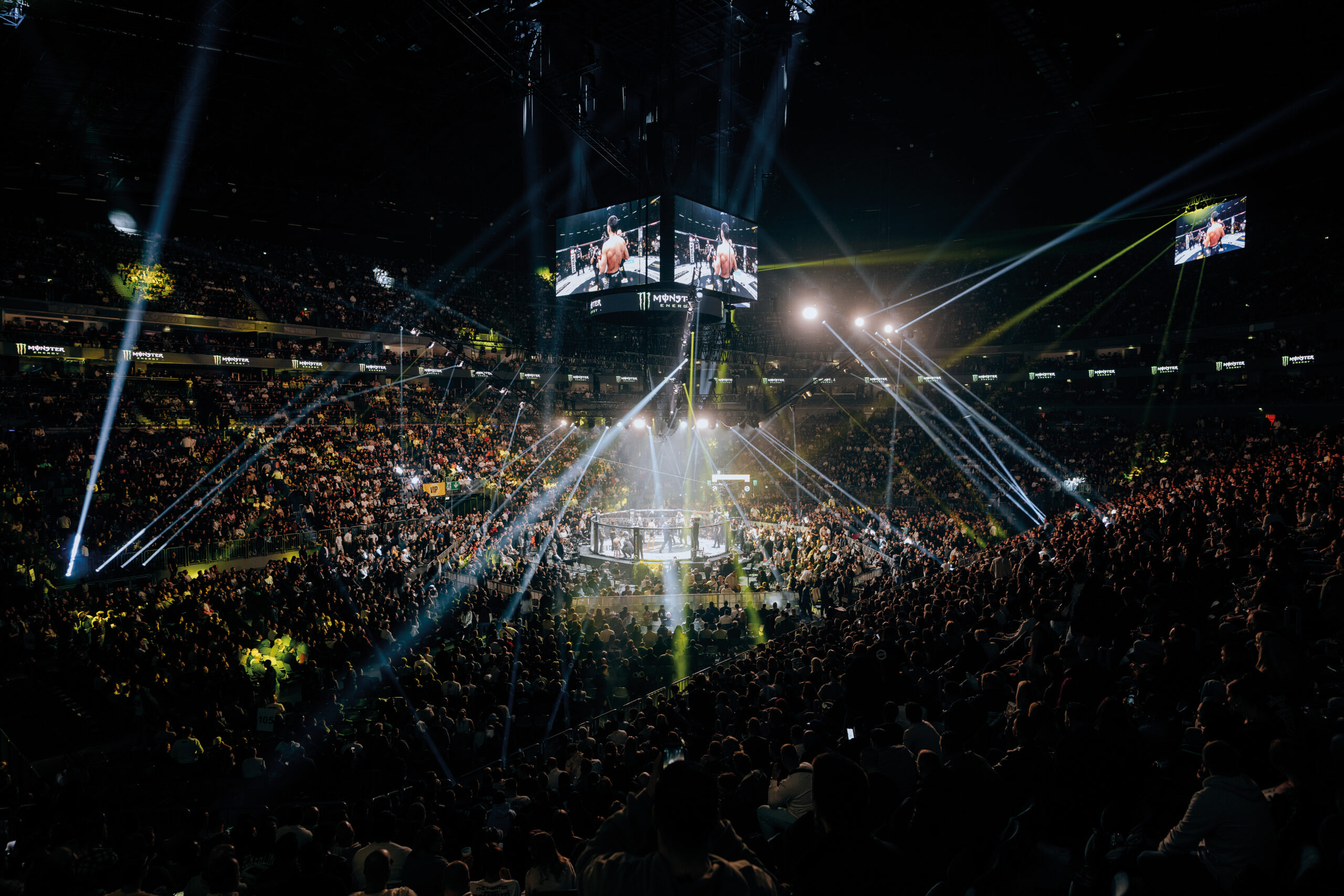 Ein Käfig, zwei Kämpfer und so wenig Regeln wie möglich: Das ist Mixed Martial Arts. MMA ist beliebt wie nie, am Bildschirm und in echt schauenMillionen zu. In der Lanxess Arena in Köln haben sich am 18. Oktober Zehntausende versammelt, um das legendäre Oktagon-Event zu verfolgen.