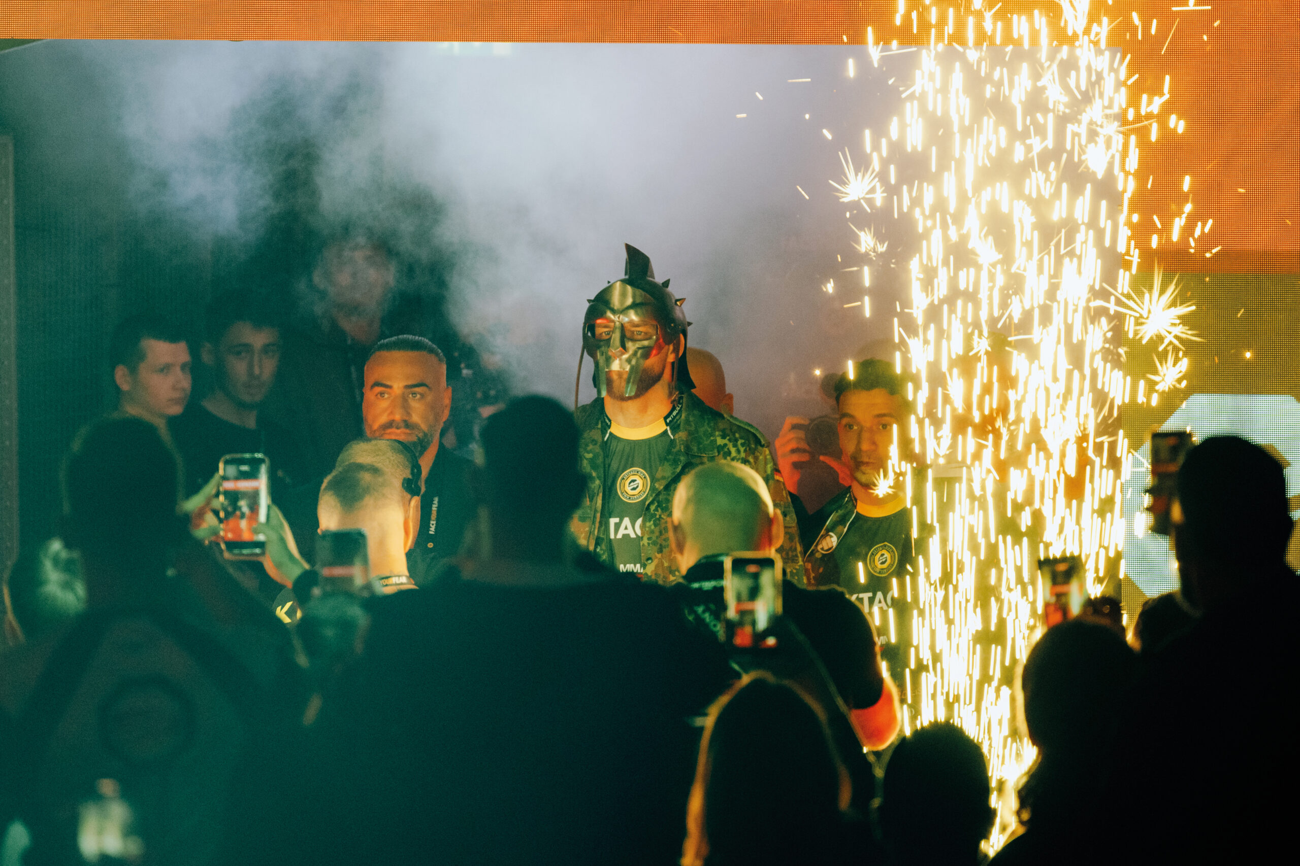 Der MMA-Kämpfer Patrick Vespaziani in der Lanxess Arena in Köln am 18. Oktober 2025. Mit Gladiatorenhelm und in Tarnfleck betritt er die Arena. Bevor er in den Käfig steigt, bleibt er zum Publikum gewandt stehen und salutiert.Nach seinem Sieg wird er den Schlachtruf aus den Gladiator-Filmen rufen.